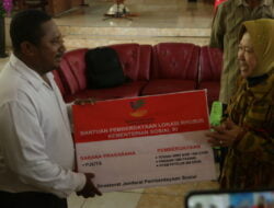 Serahkan Bantuan Mensos Risma Berharap Masyarakat Keluar Dari Kemiskinan