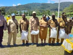 Masyarakat Lima Belas Kampung di Mamteng Terima Bantuan Beras dari Presiden Jokowi