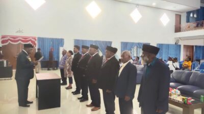 PLT Bupati Mamteng Lantik Panpil dan Panwas Anggota MRP