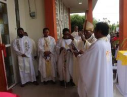 Umat Gereja Katolik Stasi Hati Kudus Yesus Koya Barat Tersenyum Setelah Gedung Gereja Diresmikan