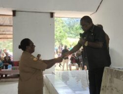 Plt Bupati Mamteng Serahkan Bantuan Mobil Ambulance​