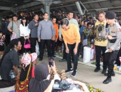 Kunjungi Pasar Phara Sentani, Jokowi Borong Jualan Masyarakat