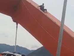 Bertengkar Dengan Kekasih, Satu Warga Kota Jayapura Nekat Panjat Jembatan Youtefa