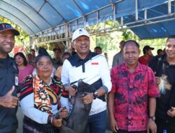 Wakili Menteri Sosial, BTM Serahkan Bibit Ternak Babi Kepada Umat Katolik di Dekanat Keerom