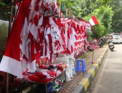 Omset Pedagang Atribut 17-an di Jayapura Menurun
