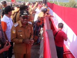 Diatas Jambatan Merah Youtefa, Bendera Merah Putih Sepanjang 100 Meter Dikibarkan
