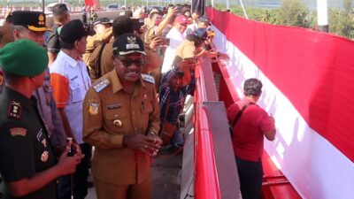 Diatas Jambatan Merah Youtefa, Bendera Merah Putih Sepanjang 100 Meter Dikibarkan
