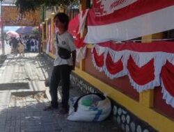 Sambut HUT RI Ke-78 Penjual Umbul-Umbul Bendera Merah Putih Turut Warnai Kota Sentani Dengan Jualanya