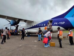 Penerbangan Logistik dan Aktifitas Masyarakat di Oksibil Normal