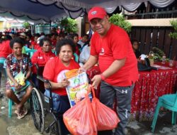 Bagi Beras dan Hasil Kebun, Warga Sebut Wakil Ketua DPRD Kota Jayapura Joni Betaubun Sering Lakukan Ini