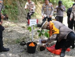 Peduli Lingkungan dan Literasi Polda Papua Gelar Bakti Sosial