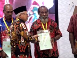 Serahkan 120 Sertifikat Tanah, Wapres Sebut Kehadirannya Di Papua Menggaruk Yang Gatal