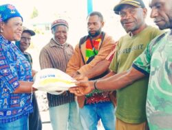 Enam Kampung di Distrik Ilugwa Terima Beras Bantuan