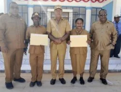 Serahkan 280 SK PNS, Penjabat Bupati Mamberamo Tengah Minta Layani Masyarakat dengan Hati
