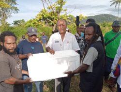 Dua Puluh Kelompok Masyarakat di Kobakma Terima Bantuan Bibit Ikan