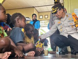 Tekan Jumlah Stunting Kapolres Dan Bhayangkari Bagikan Makanan Kepada Anak-Anak di Asmat