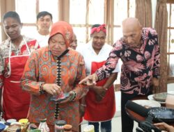 BTM: Mensos Risma Berikan Motivasi, Mama-Mama Pembuat Souvenir Tersenyum