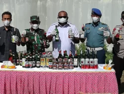 Satpol PP Kota Jayapura Musanahkan Ratusan Botol Minuman Beralkohol