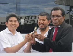 Partai NasDem Serahkan 1 Unit Bus Guna Menunjang Operasional Universitas Ottow Geissler