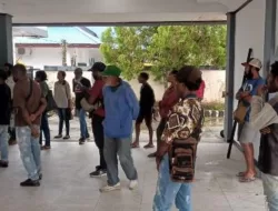 Demo di Kantor Bupati Keerom, Masyarakat Minta Sekda Trisiswanda Indra Dibebaskan