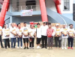 Joni Betaubun dan PHRG Jemaat GKI I. SKijne Sborhoinyi Menyerahkan Bantuan Kasih Kepada Para Pendeta dan Janda Duda