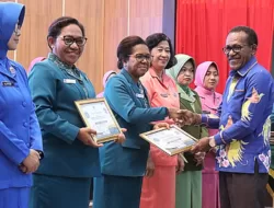 Puncak HKG PKK ke-52, Pemkot Jayapura Beri Penghargaan Kepada Puluhan Organisasi Wanita