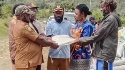 Masyarakat Enam Kampung Distrik Ilugwa Terima Beras Bantuan