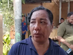 Henny Oktovina Bonay Terharu Saat Menerima Bantuan Dari Ketua DPR Papua