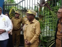 Demi Buka Palang SMAN 4 Jayapura, Ketua DPRD Abisai Rollo Sumbang Satu Ekor Babi