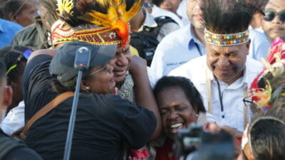 Matius Fakhiri – Aryoko Rumaropen Resmi Daftar Cagub dan Cawagub ke KPU