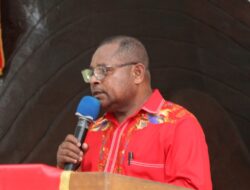 Yustus Pondayar Sampaikan Pesan Penting Orang-Orang Tua Jemaat Buasum, Mimbar Motif Burung Kasuari