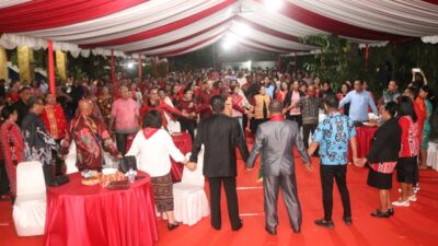 Kenakan Lenso Adat dan Syal, Masyarakat Maluku-Malut Sepakat Dukung BTM-YES di Pilgub Papua