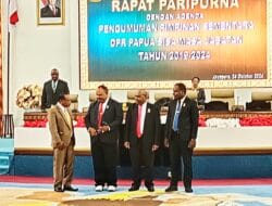Thomas Sondegau dan Sinut Bunsup Jadi Pimpinan Sementara DPR Papua Sisa Masa Jabatan 2019 – 2024