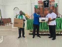 Penuhi Janji Iman, Kadis Kominfo Gustaf Griapon Serahkan Bantuan Komputer dan Printer
