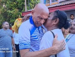 Tangis Haru Benhur Tomi Mano Pecah saat Keturunan Iwo Tiba di Kediamanya