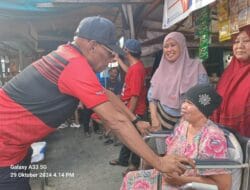 Terharu, Ibu Siti Fatima Menangis Saat Disalami Cagub Papua Benhur Tomi Mano