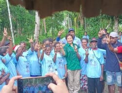 Tempuh Medan Yang Berat Cabub Yanni, Temui Masyarakat di Distrik Tor Atas