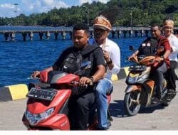 Jalan Kaki ke Lokasi Kampanye, Naik Ojek ke Pelabuhan, BTM Gubernur Papua