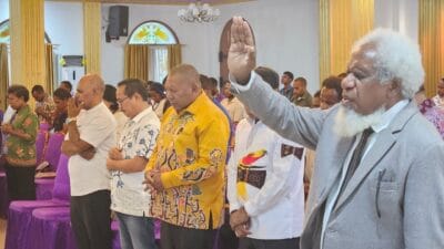 Hadiri Doa Puasa Tiga Hari Bersama Jemaat GIDI, Aryoko Rumaropen Terima Berkat Sebagai Cagub Cawagub Papua