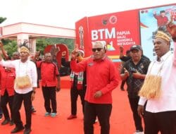 Satu Panggung Bareng BTM-YB, Komarudin Watubun Singgung Dolar Singapura dan Kalimantan