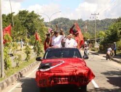 BTM Tiba di Supiori, Naik Mobil Pic Up, Digotong Hinggah Prosesi Adat