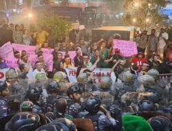 KPU Kota Lambat Gelar Pleno Rekapitulasi Suara, Ratusan Masyarakat Demo di Depan Grand Abe Hotel