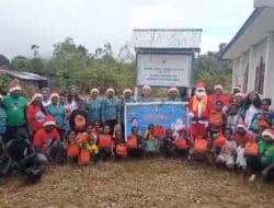 Sambut Natal, TP PKK Mamteng Bagi Bingkisan Natal