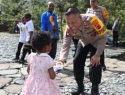 Suka Cita Natal, Kapolres Puncak Jaya Bagikan Bingkisan Natal Kepada Anak-anak di Kota Mulia