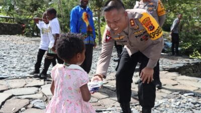 Suka Cita Natal, Kapolres Puncak Jaya Bagikan Bingkisan Natal Kepada Anak-anak di Kota Mulia