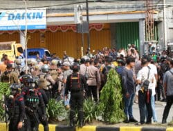 Pleno KPU Kota Jayapura di Grand Abe Hotel, Massa Saling lempar Batu, Situasi sempat Tegang