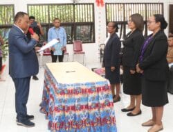 Joni Betaubun Lantik 3 Kepsek di Lingkungan YPK