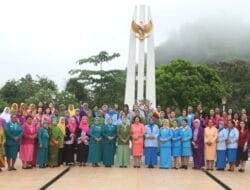 Peringatan Hari Ibu ke-96, GOW Kota Jayapura Zaiarah ke TMP Waena