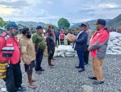 Pj Bupati Yopi Murib Serahkan Bama kepada Kedua Kubu Bertikai
