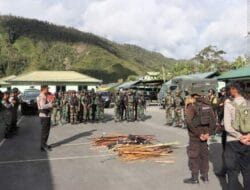 Personel TNI/Polri Puncak Jaya Sita Ratusan Alat Perang, Pj Bupati Yopi Murib Imbau Kedua Kubu Menahan Diri